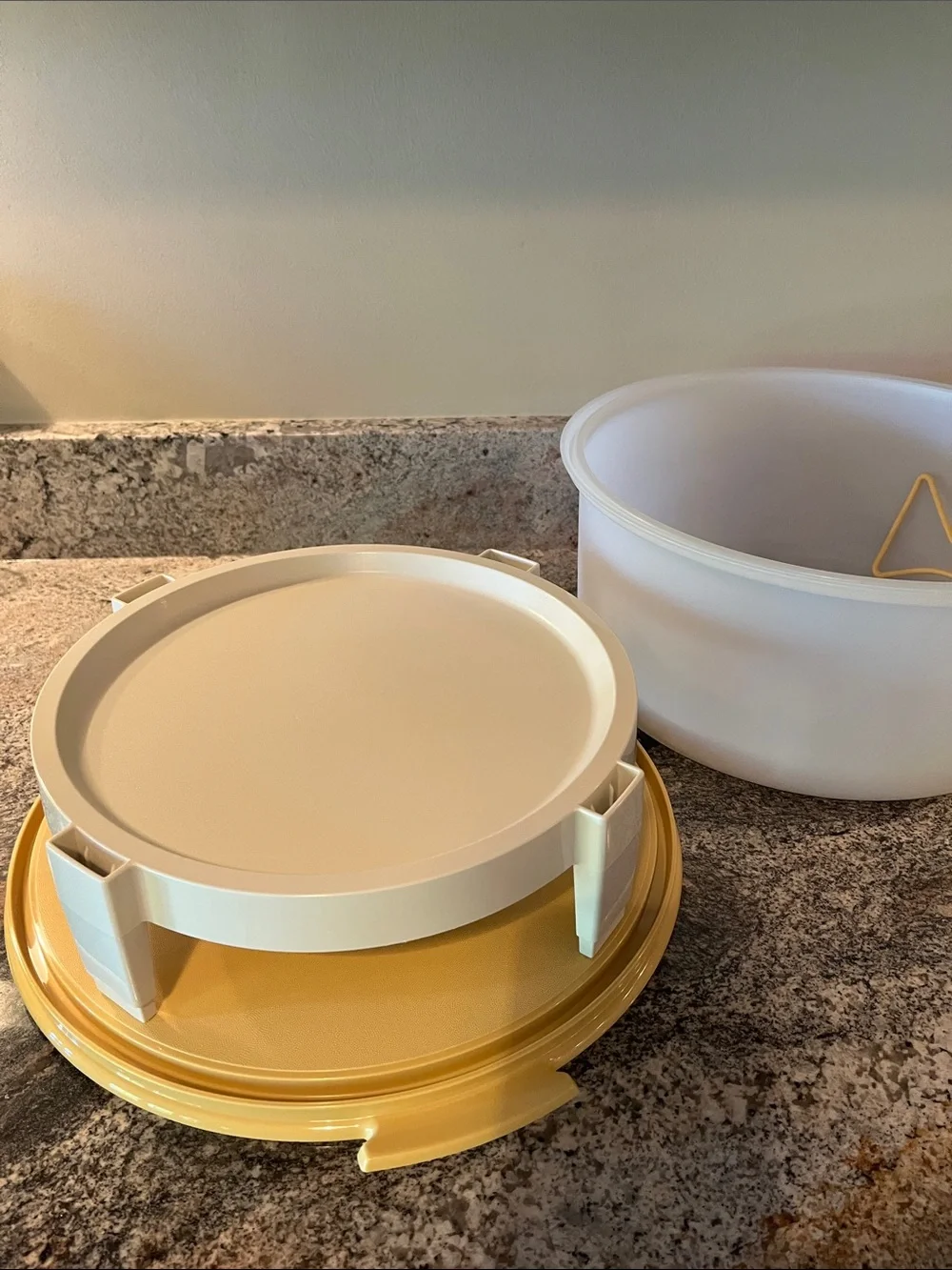Tupperware Cake and Pie Carrier.